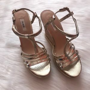 ｇｕｅｓｓ  ｇｏｌｄ  &  ｃｏｒｋ  ｓｔｒａｐｐｙ  ｗｅｄｇｅｓ